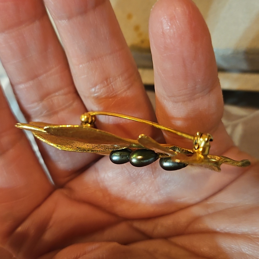 Vintage Olive Leaf Brooch With Real Pearls  Signed by MMA - Picture 3 of 6